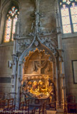 <center>Notre-Dame-la-Grande. </center> Dans l'une des chapelles à droite du chœur, la chapelle du Fou (ou de Sainte-Anne), un remarquable groupe sculpté du 16°s, en pierre polychrome, représente la Mise au tombeau.
Yvon du Fou était sénéchal du Poitou.
