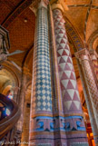 <center>Notre-Dame-la-Grande. </center> Les décors sur les voûtes de la nef et les fûts des colonnes datent du XIXe siècle.