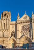 <center>La cathédrale Saint-Pierre. </center> La façade est encadrée par deux tours massives tapissées d'arcatures, celle du sud abritant le grand bourdon de 9 t.