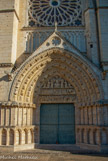 <center>La cathédrale Saint-Pierre. </center> Portail central. Le tympan central est consacré au Jugement dernier, thème fréquent aux façades occidentales (occidens : qui meurt, comme le soleil couchant).
