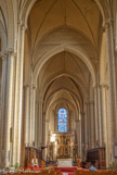 <center>La cathédrale Saint-Pierre. </center> La nef centrale et les collatéraux sont presque à même hauteur, suivant la tradition romane du Poitou. De larges volumes intérieurs : 92 m de long et 28 m sous voûte offrent un généreux éclairage.