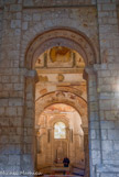 <center> Le Baptistère Saint Jean. </center> Les parties hautes des murs, refaites â l'époque mérovingienne, possèdent de précieux décors polychromies avec des incrustations de briques.