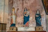 <center>Saint-Hilaire-le-Grand. </center> Statues en pierre de la Vierge, de saint Hilaire et de sainte Radegonde dans une chapelle du transept. Elles font référence à la légende du Miracle des clés.