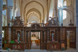 <center>Abbaye de Nouaillé-Maupertuis. </center> Les stalles et le jubé de bois ont été sculptés vers 1663 par Jean Girouard et du menuisier local René Thourin.