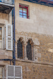 <center>Hôtel de La Prévôté.</center> De la prévôté, il ne reste, face à l'Hôtel Fumé, que deux petites fenêtres en forme de trèfle.