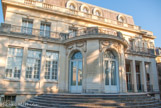 <center>Hôtel Gilbert. </center> Le bureau du président s'ouvre en rotonde sur un petit jardin. La façade est de style Louis XVI.