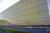 <center>Théâtre et auditorium. </center>La façade en dalles de verre jaune est en fait un vaste écran de projection.