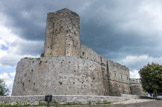 <center>Monte Sant'Angelo</center>Le château. La Tour des Géants, le noyau le plus ancien de la structure, a été érigée par Robert le Guiscard au XIe siècle.