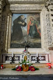 <center>Sanctuaire de Saint-Michel.</center>Autel de Saint François. On rapporte que Saint François, en 1216, arrivé à Monte Sant'Angelo pour gagner le pardon angélique, ne se sentant pas digne d'entrer dans la Grotte, s'arrêta en prière et se recueillit à l'entrée, baisa terre et grava sur une pierre le signe de la croix en forme de 