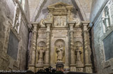 <center>Sanctuaire de Saint-Michel.</center>L'autel du Saint Sacrement, dans la nef angevine. Au fond de la nef angevine, dans l'abside, fut placé en 1690 un autel de style baroque, actuellement affecté à la garde du Saint Sacrement, avec trois statues de pierre qui représentent au centre Saint Joseph, à gauche Saint Nicolas de Bari et à droite Saint Antoine de Padoue. La pierre d'autel et le tabernacle datent de la première moitié du IXe' siècle. La partie supérieure est ornée d'un édicule où un haut-relief représente une scène de l'Annonciation.
Sur les murs latéraux de l'abside sont placées  les statues de deux Saints vénérés par les pèlerins dans notre Sanctuaire : Saint Vincent Ferrier et Saint François de Paule.