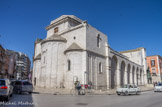 <center>Basilique du Saint-Sépulcre.</center>La Basilique du Saint-Sépulcre (Basilica de San Sepolcro, construite au XIIe siècle) est un ancien siège des Chevaliers de Malte. L'église romane avec la façade en partie baroque porte des influences orientales. Au chevet, on remarque les trois absides. Les absides latérales portent quatre arcs, celui du centre étanr interrompu par une fenêtre, l'abside centrale  porte sept arcs. Sur la façade nord, on peut voir 6 arcs.