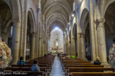 <center>Basilique du Saint-Sépulcre.</center>L'intérieur est basé sur un plan basilical à trois nefs de sept travées. La nef centrale a une voûte en ogive.