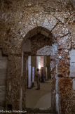 <center>Castel del Monte.</center>De riches corniches en porphyre décorent les portes.