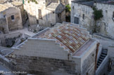 <center>Matera.</center>De chaque coté du toit, un espace pour récupérer l'eau de pluie.