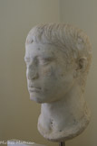 <center>Musée archéologique de Tarente</center>Portrait masculin en marbre. Identifié comme M. Claudio Marcello, neveu d'Auguste. Ère augustéenne.