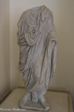 <center>Musée archéologique de Tarente</center>Statue de marbre d’un jeune portant la toge. La caractéristique est la présence d’une balle, attribut des enfants jusqu’au passage à l’âge adulte