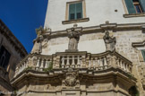 <center>Lecce.</center>Les statues de l'un des propylées d'entrée à la piazza del Duomo.