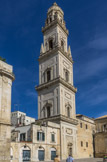 <center>Lecce.</center>Entre 1661 et 1682, Zimbalo construit le campanile de 70 mètres de haut - l'un des plus hauts d'Europe - qui flanque le Dôme et domine a ville et ses environs. Il est divisé en cinq étages et se termine avec une loggia octagonale surmontée par une statue de Sant'Oronzo, le saint patron de la ville, juchée sur le toit.