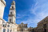 <center>Lecce.</center>Piazza del Duomo. Cette place, qui a été réalisée par les trois plus grands architectes de la ville (Giuseppe Zimbalo, Giuseppe Cino et Emanuele Manieri) est le chef d'œuvre du baroque de Lecce tant par sa dimension que par l'harmonie et la richesse de l'ensemble qui sert de décor à l'imposante cathédrale. C'est aux XVIIe et XVIIIe siècles que l'ensemble architectural de la Piazza del Duomo (Place de la Cathédrale) est construit : une partie de cette place, qui est en fait une sorte de cour monumentale carré ne comportant qu'une ouverture au nord, est occupée par la cathédrale elle-même et son campanile. Le reste de la place est bordé par le palais archiépiscopal, rebâti en style baroque en 1649 et restructuré par l'architecte Emanuele Manieri en 1761, par le palais du Séminaire, bâti par Giuseppe Cino entre 1694 et 1709.