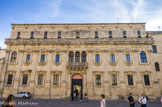 <center>Lecce.</center>Le palais du Séminaire, construit par Giuseppe Cino sur la place du Duomo. La partie supérieure fut exécutée par l'architecte Manieri.