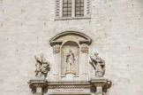 <center>Cathédrale ste marie de l'Assomption ou cathédrame st Savin.</center>Les trois portails d'entrée ont été construits au XIe siècle et remodelés au XVIIIe siècle. Au-dessus de la corniche, une statue de la vierge, encadrée par celles de San Nicola et San Sabino. Au dessus de la niche, une double fenêtre à arcatures, séparées, au centre, par une petite colonne torsadée.