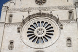 <center>Cathédrale ste marie de l'Assomption ou cathédrame st Savin.</center>Sur la façade, la moitié supérieure de la rosace est entourée d’un bestiaire.