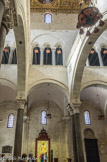<center>Basilique Saint-Nicolas de Bari.</center>Au-dessus des allées se trouve le Matroneum, une galerie réservée aux femmes. La basilique a été la première église à avoir cette conception, elle a ensuite été imitée dans de nombreuses autres constructions dans la région.