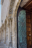 <center>Trani</center>Le portail est orné sur tout son pourtour de sculptures fines et expressives.