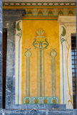 <center>Le château Laurens</center>Le mur est décoré de papyrus et de grandes
 fleurs de lotus égyptiennes. Le champ laissé entre la porte principale et les
portes-fenêtres symétriques ménage un large panneau décoratif qui permet de figurer
trois fleurs ; les deux espaces suivants entre les portes-fenêtres, plus étroits, ne laissent
place qu’à une fleur à longue tige, toutes égyptisantes.