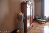 <center>Le château Laurens</center>La chambre de sa soeur, Marguerite Laurens. La duchesse brisée et la grande armoire avec miroir sur une des portes, et une jeune fille cueillant des fleurs sur l'autre, sont signées Cauvy Léon (peintre) et Arnavielhe Paul (menuisier). Entre Art nouveau et goût oriental, ce mobilier en bois, en métal martelé et en parchemins japonisants, révélait le prestige du lieu.