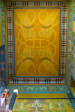 <center>Le château Laurens</center>Le plafond de la cage d’escalier de la villa présente un décor égyptisant avec un
enchevêtrement de quatre oiseaux. Cette composition fait référence aux décors de
plafonds des temples funéraires ou des tombes de l’Égypte antique, qui figurent la déesse vautour Nekhbet enserrant un signe chenou. es artistes de la villa Laurens ont entrelacé les corps des animaux et les cartouches, tout en fluidité, en adoptant une forme symétrique et en ménageant un cartouche vide au centre du motif. L’oiseau n’est manifestement pas un vautour comme leur modèle égyptien, mais un flamant rose, avec son bec crochu, un très long cou et des pattes palmées. Le bestiaire Art nouveau les a régulièrement et fréquemment utilisés, l’Égypte ancienne très peu.