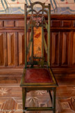<center>Le château Laurens</center>La salon-cabinet de travail. Ensemble de quatre chaises à dossier droit et ajouré dont les motifs en cuir repoussé évoquent, pour chaque chaise, l'une des quatre saisons.