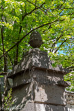 <center>Vias</center>Place des Arènes. Au midi s'ouvre une grande porte aux piliers de pierre noire surmontés d'une pigne de pin sculptée.