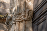 <center>Portiragnes : église Saint-Félix.</center>L'imposte des piédroits est sculptée de chaque côté de la porte d'une tête humaine, de chapiteaux feuillagés et d'un animal fantastique, tous très érodés.