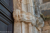 <center>Portiragnes : église Saint-Félix.</center>L'imposte des piédroits est sculptée de chaque côté de la porte d'une tête humaine, de chapiteaux feuillagés et d'un animal fantastique, tous très érodés.