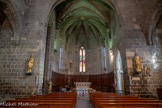 <center>Portiragnes : église Saint-Félix.</center>À l’intérieur, le transept est bien marqué, formant deux chapelles. Le chœur est doté de hautes fenêtres géminées et d'arcatures de voûtes. Le chevet à 7 pans, est voûté d’ogives. Quelques têtes sculptées terminent les branches d'ogives du chœuL'église a été construite au XIIe s., et reconstruite au XIVe s., en pierre volcanique. Son style s'apparente au style de transition qui marque la naissance et l'expérimentation du style gothique : l'arc brisé permettant aux murs de gagner de la hauteur, la voûte sur croisée d'ogive qui permet d'élargir les édifices et les contreforts pour soutenir les murs.