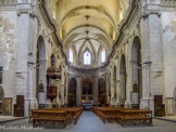 <center>L'église Saint-Sauveur</center> L’intérieur de l’église présente une grande unité de style.  La nef possède 6 travées, et un transept surmonté d’une coupole, qui coupe le vaisseau en deux parties : la partie la plus longue accueillait les moines, la plus courte les fidèles.