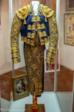 <center>Musée Taurin à Béziers. </center>Costume de lumières offert par le torero Mexicain FERMIN RIVERA à Jules DURAND président du Club (Oncle de Jean Cavallés (le peintre Jean de Label, ” PERDIGON 