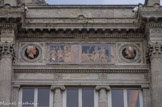 <center>Le théâtre municipal</center>Bas-reliefs en terre cuite de David d'Angers. À droite : les Nuées d’Aristophane (Strépiade met le feu à l’école de Socrate) et le Tartuffe de Molière. Médaillons représentant Aristophane et Molière.