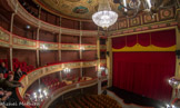 <center>Le théâtre municipal</center>La salle est disposée en plusieurs balcons qui forme un U, le balcon du haut était appelé en Italie le pigeonnier, et qui s'est transfomé en poulailler, pour le peuple. Ensuite il y a le deuxième balcon, le premier balcon, la corbeille pour la basse, la moyenne et la haute bourgeoisie, puis les fauteuils d'orchestre, ce sont les sièges tout en bas situés au milieu. Juste devant la scène, la fosse d'orchestre accueille l'orchestre. Puis sur les côtés les loges d'avant-scène réservées aux personnes importantes.