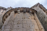 <center>L'abbaye Sainte-Marie de Fontcaude</center>Absidiole. On peut voirun corbeau en forme de tonneau.