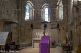 <center>L'abbaye Sainte-Marie de Fontcaude</center>Retable reconstitué d'après les indications contenues dans un inventaire de l'abbaye de Fontcaude du XIVème s. conservé aux Archives Départementales de l'Hérault. Deux anges en bois sculpté portant les instruments de la Passion, aux extrémités des courtines (Sculptures de Denis Piccolo).