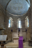 <center>L'abbaye Sainte-Marie de Fontcaude</center>Le choeur. L'abside est voûtée en cul-de-four. Sa nef, qui comprenait trois travées, a été dévastée par un incendie au XVIe siècle. Le transept et le chevet sont restés à peu près intacts.