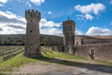 <center>Château-Abbaye de Cassan</center>La tourelle de gauche est construite sur un puits. La tour carrée est une tour de flanquement des murs fortifiés, érigés au XIVe siècle. <br> 
Selon toute vraisemblance, Cassan fut d’abord un site celte, puis les gallo-romains s’y installèrent.
Après la chute de Rome en 410, vint la période d’occupation par les Wisigoths. Après la défaite des Goths par Clovis, en 507 (bataille de Vouillé), le repli du royaume wisigoth commença jusqu’au-delà des Pyrénées. Dès lors, l’occupation du site de Cassan se perpétra en royaume franc sous les mérovingiens, puis sous les carolingiens.