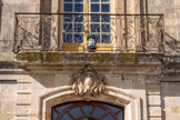 <center>Château-Abbaye de Cassan</center>La porte principale du château est ornée d’une représentation iconographique du «Lion de Némée» au-dessus de la porte qui invite à l’humilité par sa posture écrasée.