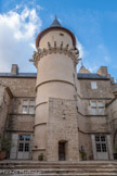 <center>Château de Margon</center>Les tours sont réunies entre elles par un grand corps de bâtiment servant d’habitation. Côté cour, en son centre, se trouve une tour ronde  dont la porte, qui était protégée par une herse, assure la distribution des niveaux par un large escalier en vis.