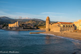 <center>Collioure. </center>Vue de la jetée. Le château dominé par  la tour Madeloc, l'église Notre-Dame-des-Anges.