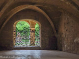 <center>Abbaye de Fontfroide.</center>Réfectoire des convers. Les grilles en fer forgé au motif de pampres installées par Gustave Fayet au début du XXe siècle.