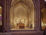 <center>Abbaye de Fontfroide.</center>L'abbatiale. Le transept, avec, au centre le sanctuaire, et de chaque côté les croisillons.