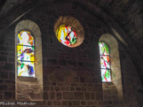 <center>Abbaye de Fontfroide.</center>L'abbatiale. La chapelle des morts avec des vitraux contemporains de Kil En Jong (2009).